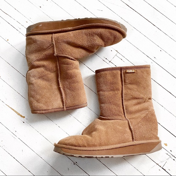 EMU Stinger Lo chestnut boot.